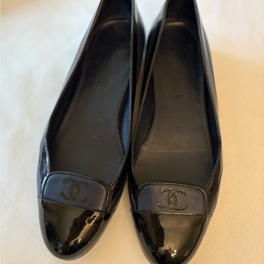 CHANEL CC Logo Ballet Flats